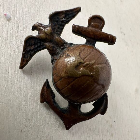 Vintage Left Sided USMC Eagle Screw Back Pin - Picture 1 of 5